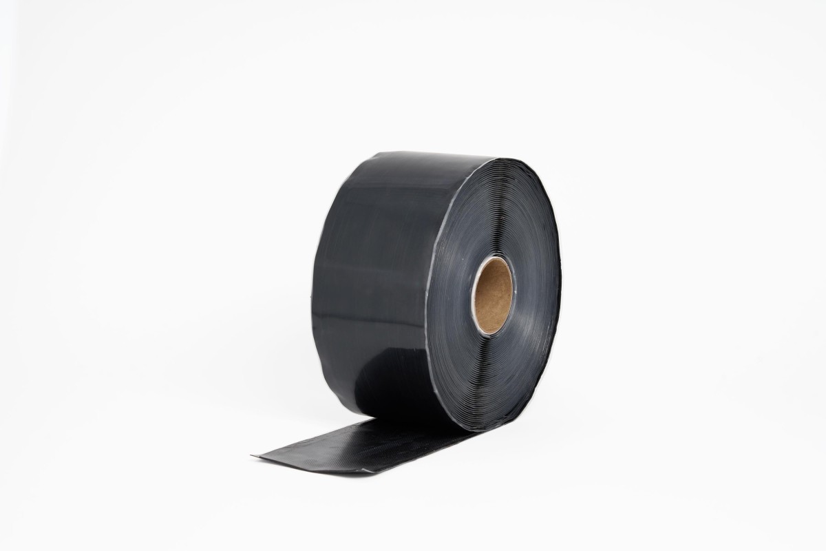 Semi-cured EPDM strip laminated to QuickSeam tape. It is designed to flash metal roof edging profiles and other details, as specified in the Elevate guidelines.